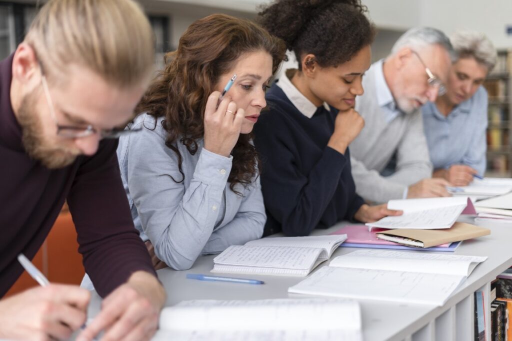 Alumnos en el examen de Valenciano C1 C2