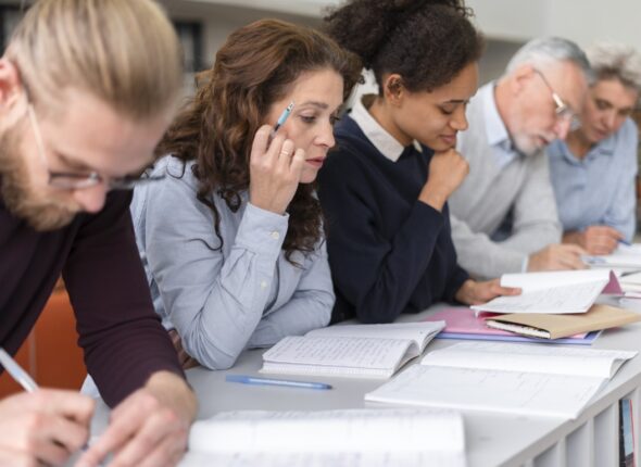 Alumnos en el examen de Valenciano C1 C2