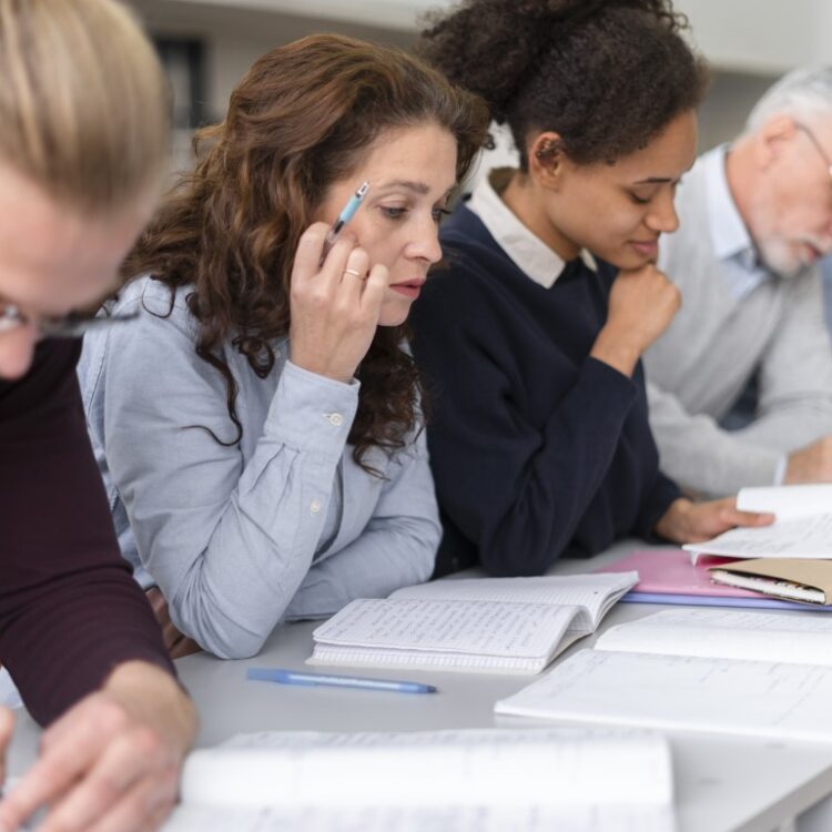 Alumnos en el examen de Valenciano C1 C2